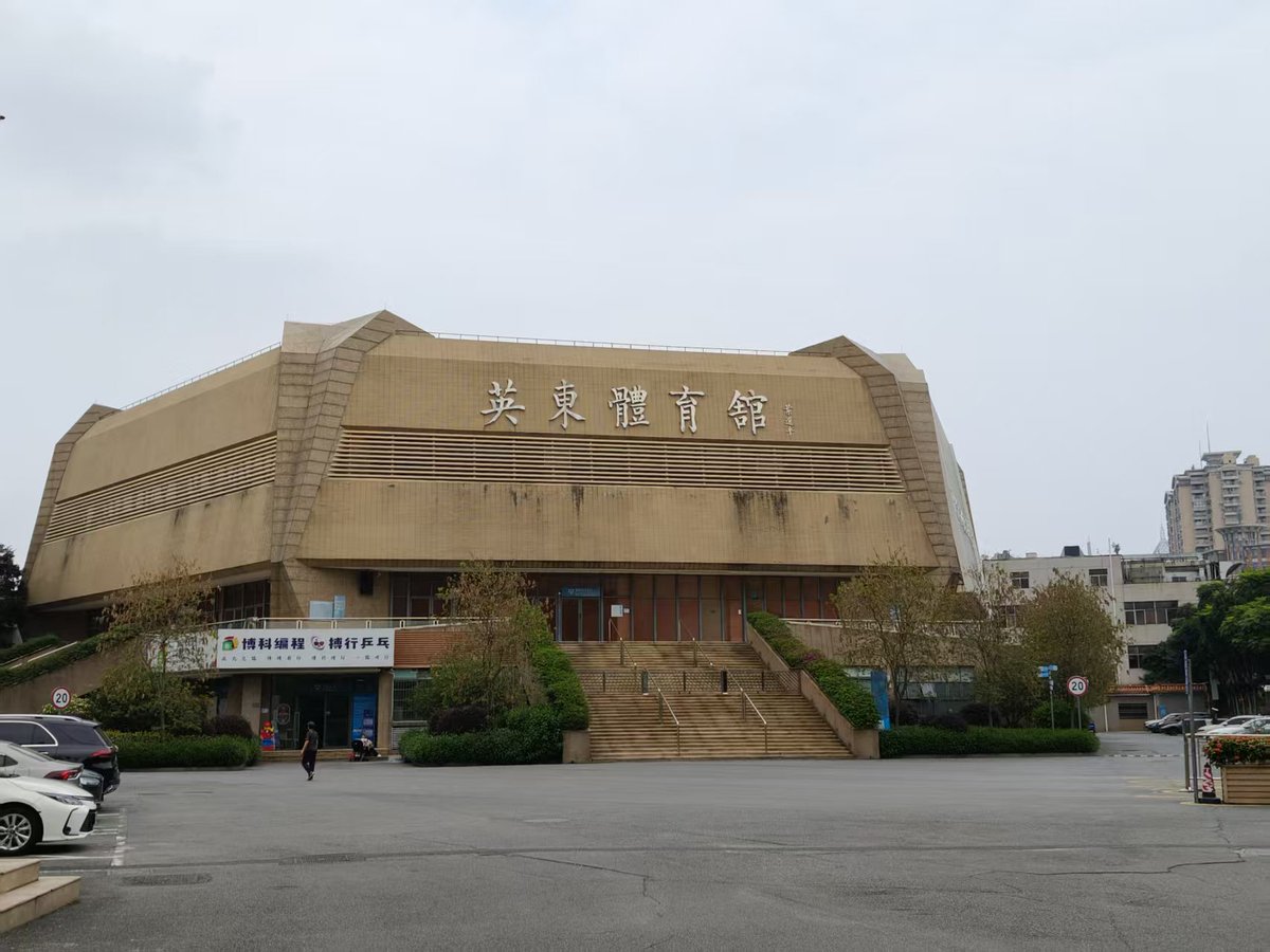 每次跑完步都想找个肌肉男在厕所发泄一下，可惜市桥没有肌肉帅哥一起在体育馆玩～