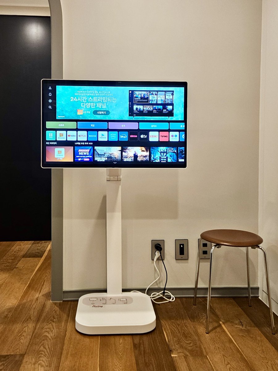 JohnSmi54662774's tweet image. 이거슨 신형 LG 스윙 후후후
(이제 스탠바이미란 이름 안씀)

#스윙 #가전은LG