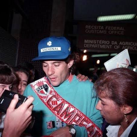Ayrton Senna com a faixa do São Paulo de bicampeão da Libertadores.

Hoje se completam 31 anos do falecimento do tricampeão mundial de Fórmula 1.