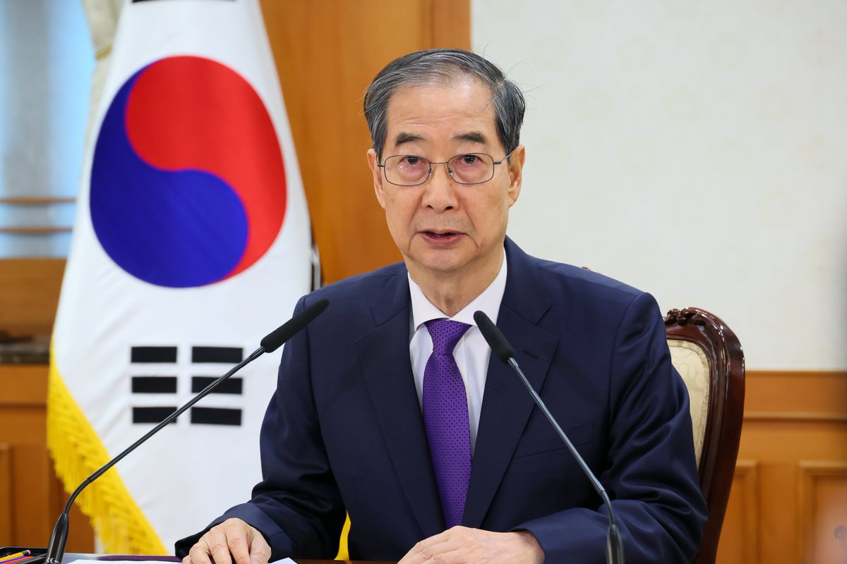 한덕수 대통령 권한대행 국무총리는 5월 1일(목) 오전 정부서울청사에서 안보관계장관회의를 개최하였습니다.

이 자리에서 한 권한대행은 북한의 도발과 사이버 공격 위협이 계속되고 있다고 지적하며, "북의 새로운 위협에 대비하면서 우리 국민의 생명과 재산을 지키는데 한 치의 빈틈도 있어서는