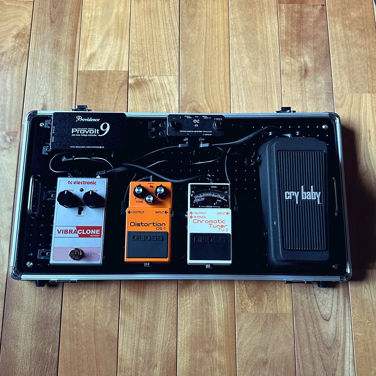 BDriver268420's tweet photo. 別の用途で新しく組みました。
#pedalbase
#エフェクターボード https://t.co/nCf9yPhmid