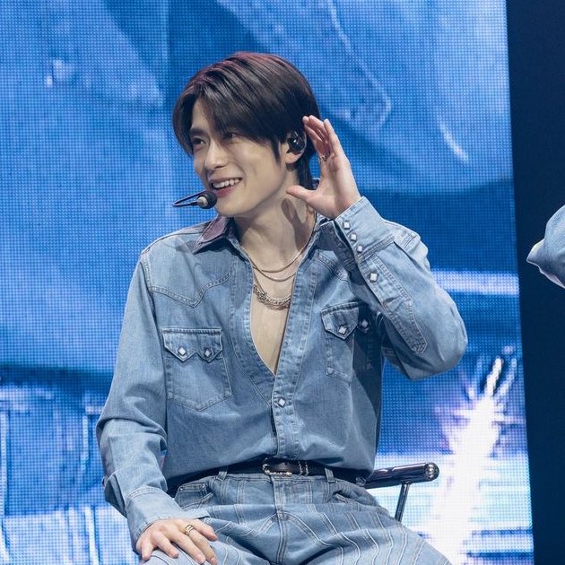 ปากบอกไม่หึงไม่หวงภรรยา แต่พอเห็นภรรยาตัวเองเดินยิ้มหวานให้คนนู้นทีคนนี้ทีก็นั่งไม่ติดเก้าอี้ ทำพูดว่าหน้าตาก็งั้น ๆ ยังจะโชว์นั่นโชว์นี่ แต่ถอดเสื้อตัวเองตามไปคลุมให้เขาถึงหลังเวที ผู้พันนะผู้พัน