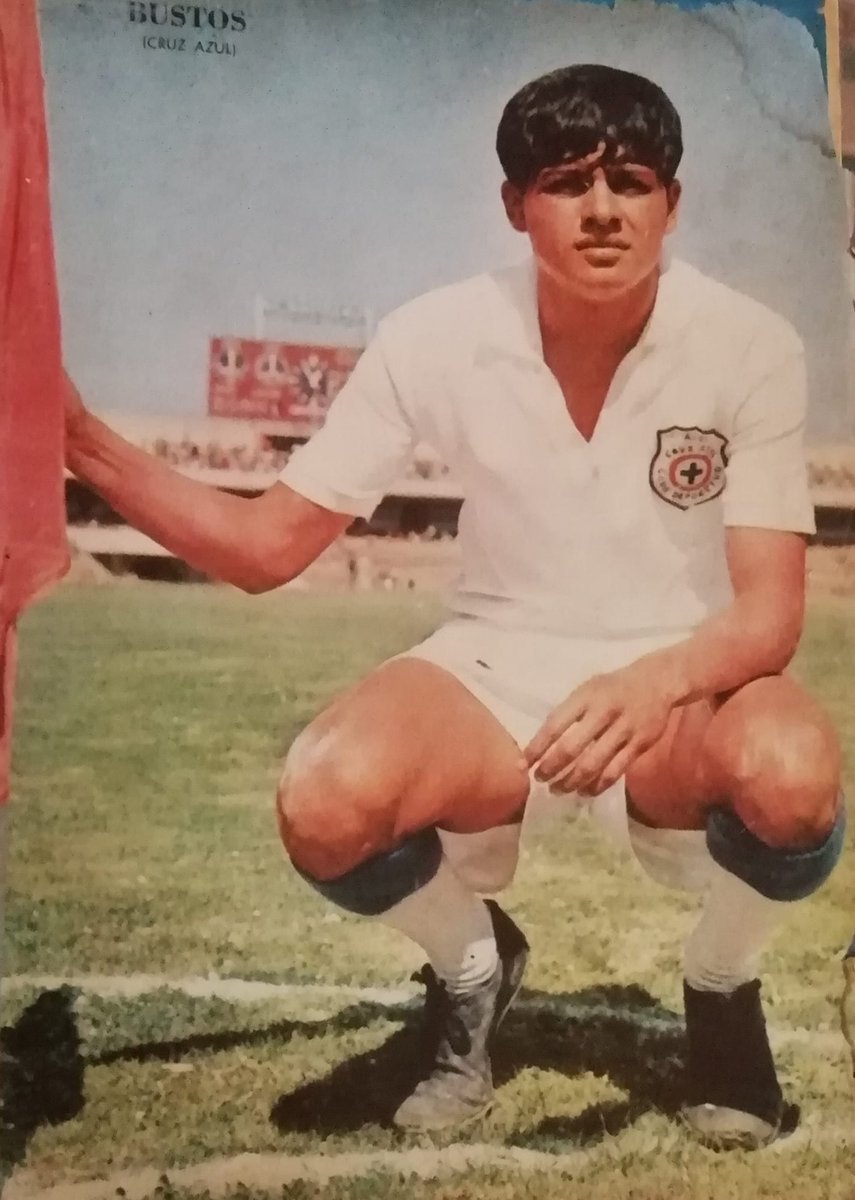 Él era Fernando Bustos.
Ascendió con el equipo y fue histórico de Cruz Azul.
Canterano de talento nato, habilidoso como muy pocos mexicanos.
Ganó 6 de los  9 títulos azules.
Murió muy joven; se retiró en enero del 79 y murió en un accidente en diciembre de ese año, a los 35 años.