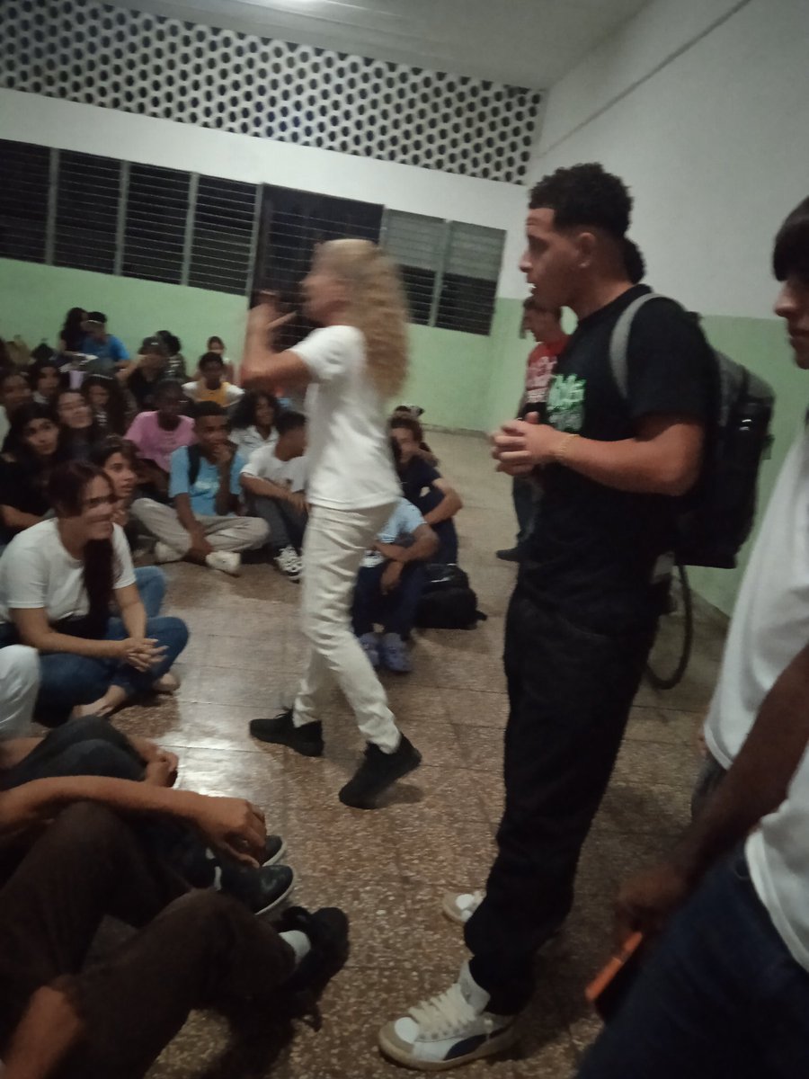 Emotiva acampada con estudiantes de la FEEM en el municipio Cerro,  compromiso y entusiasmo nos sobra para cerrar el desfile acompañados con la  juventud. <a href="/DirectEducaHab/">Karenia Marrero Arrechea</a> <a href="/educacion_el/">Cerro Dirección General de Educación</a> <a href="/Kireniaosoria8/">Kirenia</a> @
