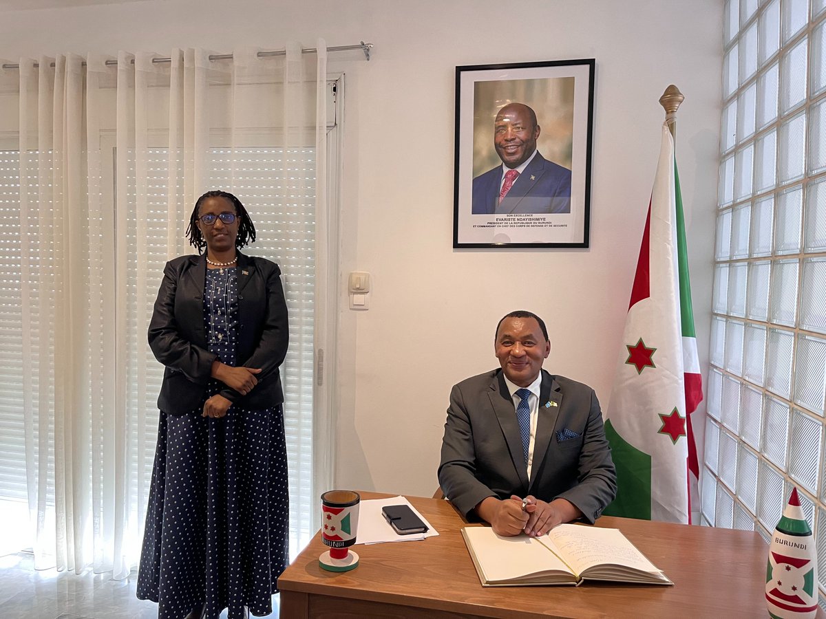 OMS Algérie (@oms_algerie) on Twitter photo Dr P. HABIMANA, représentant <a href="/OMS_ALGERIE/">OMS Algérie</a> a rendu une visite de courtoisie à S E Mme Elisabeth Mugirasoni, Ambassadrice de la République du Burundi🇧🇮 en 🇩🇿. Les deux parties ont échangé leurs points de vue sur les opportunités de renforcer la coopération triangulaire en la santé. Dr P. HABIMANA, représentant <a href="/OMS_ALGERIE/">OMS Algérie</a> a rendu une visite de courtoisie à S E Mme Elisabeth Mugirasoni, Ambassadrice de la République du Burundi🇧🇮 en 🇩🇿. Les deux parties ont échangé leurs points de vue sur les opportunités de renforcer la coopération triangulaire en la santé.