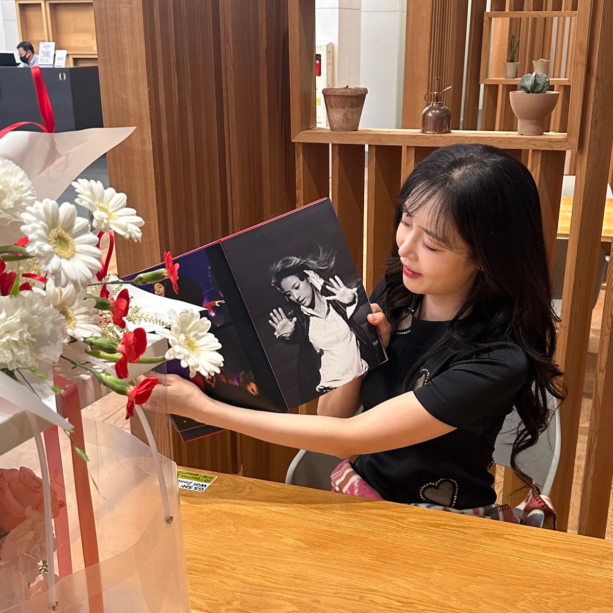 finklgallery's tweet photo. <성유리 에디션>으로 다시 활동을 시작한 성유리 님에게 플라워케이크와 포토북을 전달드렸습니다🎈

☑️ https://t.co/gCJepm58Oz

#핑클 #이효리 #옥주현 #이진 #성유리 https://t.co/pgNcUB8hA2