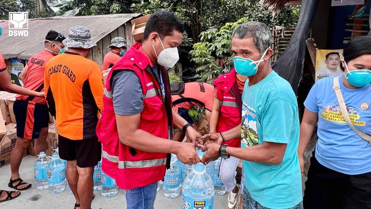 dswdserves's tweet photo. To support communities affected by the ongoing unrest of Mt. #BulusanPH in Sorsogon, the Department of Social Welfare and Development (DSWD) Field Office 5 – Bicol Region distributed 2,634 six-liter bottles of distilled drinking water to displaced and affected families in the municipalities of Juban and Irosin on Thursday (May 1).
A total of 1,168 families in Barangays Cogon and Bulawan (Irosin) and 1,466 families in Barangays Goruyan and Buraburan (Juban), received the much-needed assistance.
This initiative is vital in reducing health risks brought by ashfall contamination, especially for households that depend on open mountain water sources. Providing safe, potable water ensures the well-being of affected families in this time.
DSWD Bicol also assures the continued availability of family food packs (FFPs) and non-food Items (NFIs) to support sustained relief operations.
#BawatBuhayMahalagaSaDSWD ❤️