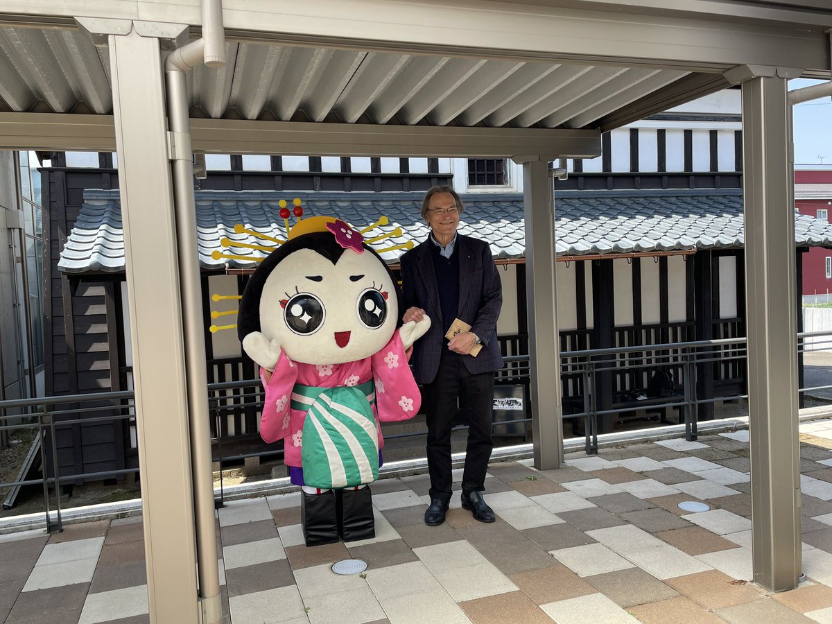 オープンした蔵の前で
カール・ベンクスさんとも
はいチーズ📷

午後は14:00に遊びに行くですわろ〜