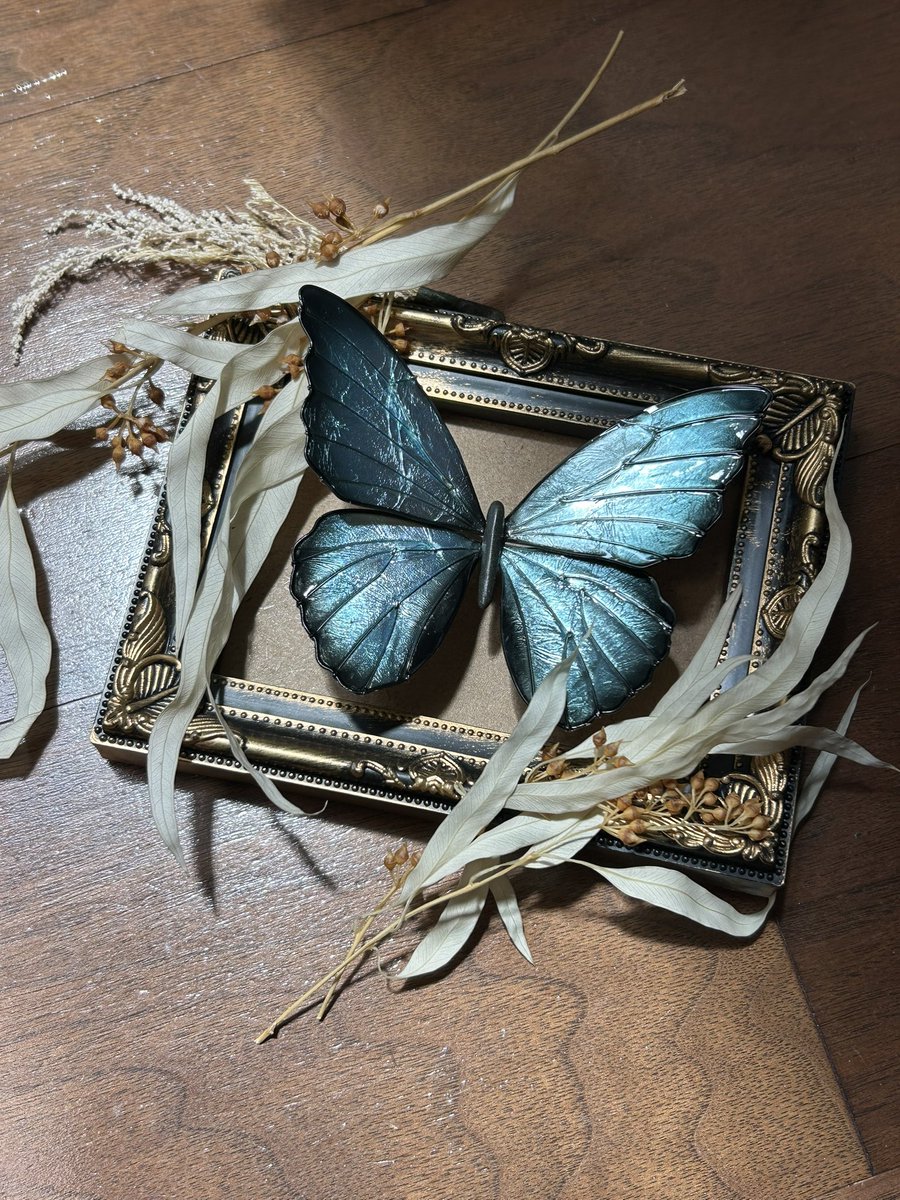 mocha_floresta's tweet photo. 【プレゼント企画】モルフォ蝶の髪飾り1名様にプレゼントいたします。
（こちら裏面に着色ミスがあります）
コミコン参加の宣伝があまり出来ていないので良かったらご参加RPよろしくお願いします☺️
▪️募集5/1〜5/6  23:59まで
▪️日本国内のみ発送
▪️このポストをRPで募集完了です。
GW明けに抽選します https://t.co/my8OMLdMlX