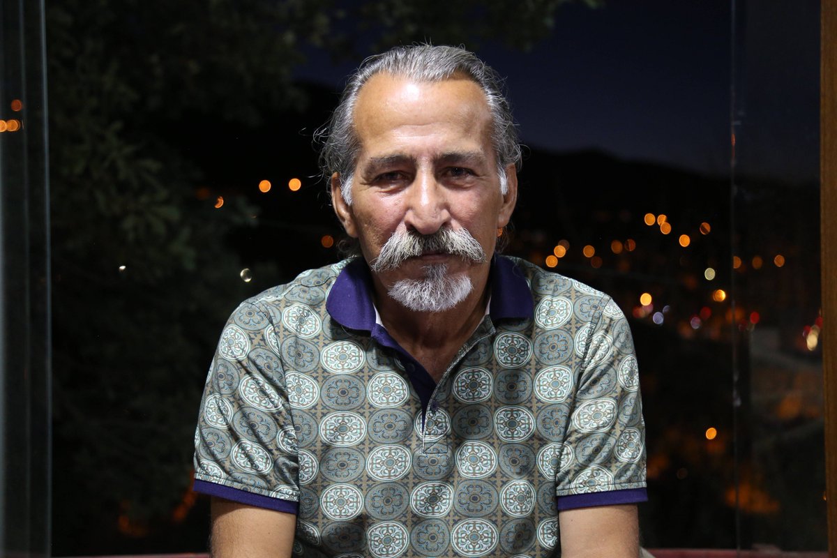 kisadalgamedya's tweet photo. Şair - yazar Fadıl Öztürk hayatını kaybetti 

"Suyu Uyandırın Sesim Olsun", "Esmer Bir Acı", "Hep Kuzeydi Gözlerin", "Ateşe Konuş Küle Ağla" eserlerinin şairi Fadıl Öztürk, kanserle savaşını kaybetti.

Fadıl Öztürk, “Bizi Hayata Değil Ölüme Alıştırdılar” başlıklı yazısını şöyle bitirmişti: 
"Hep beraber karşı duracağız. Birkaç kişi, birkaç bin kişi, ya da yurda serpilmiş milyonlar olarak. Karanlık dehlizlerden çıkacağız ışığın insaflı yurduna. Ayakta, diz çökmeden ve sessiz kalmadan, belki de sadece ömrümüze iyilik olsun diye."

https://t.co/hXPRqM5Qvg
