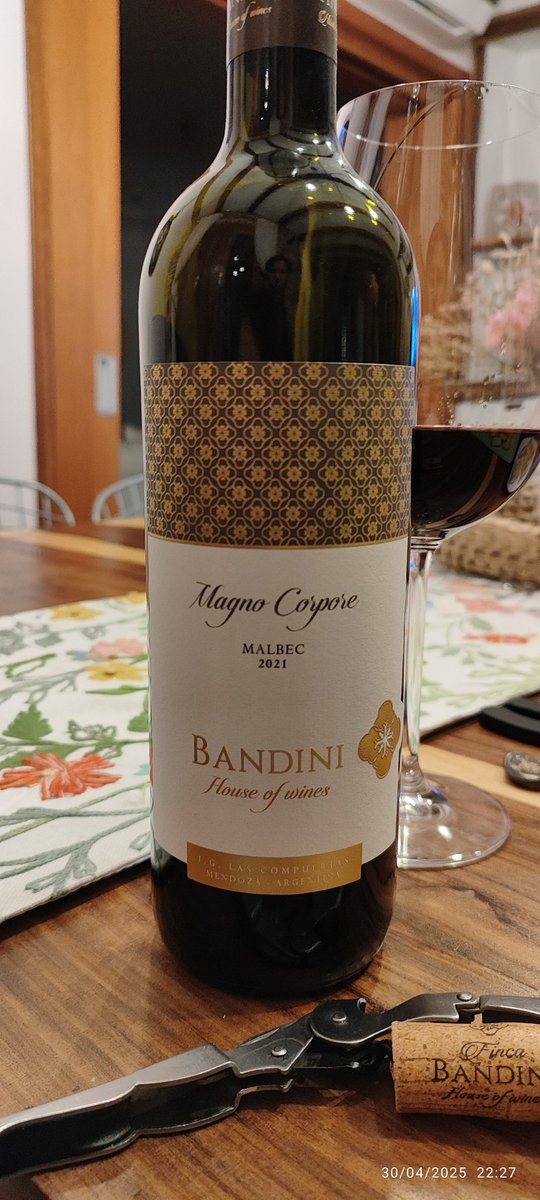 Malbec!!! <a href="/FincaBandini/">Finca Bandini</a> Magno Corpore... 
Que lindo es el Malbec de las compuertas!!!
En nariz mermelada de frutilla, con tonos de especias y tabaco ... En boca fino...acidez equilibrada y taninos suaves... Excelente final.
