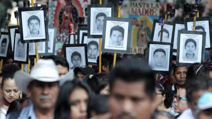 epigmenioibarra's tweet photo. 37 Marcial
38 Marco
39 Martín
40 Mauricio
El GIEI señaló un burocratismo oficial que dificultó las pesquisas sobre el paradero de los 43 normalistas; habló incluso de obstrucción de la investigación.
A ello se sumó una campaña mediática de linchamiento al GIEI
#Ayotzinapa10Años https://t.co/Djf7lH017m