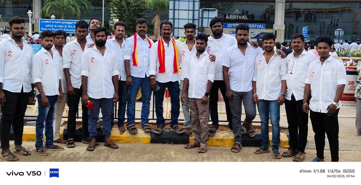 Alagudhanush's tweet photo. தளபதியின் வருகைக்கு மதுரை வெயிட்டிங் 

 #மதுரயே_விஜயே 
@TVKVijayHQ @TVKVijayTrends
 @actorvijay
#Madurai_Welcomes_Thalapathy https://t.co/anrslD6E22