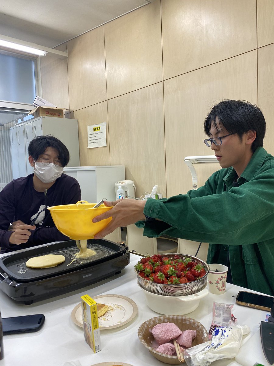 当研究室のシェフの新作🥞🍓！
どんどん腕が上がっております！

#パンケーキにイチゴを添えて　#宮城大学　#食産業学群　#施設園芸学研究室