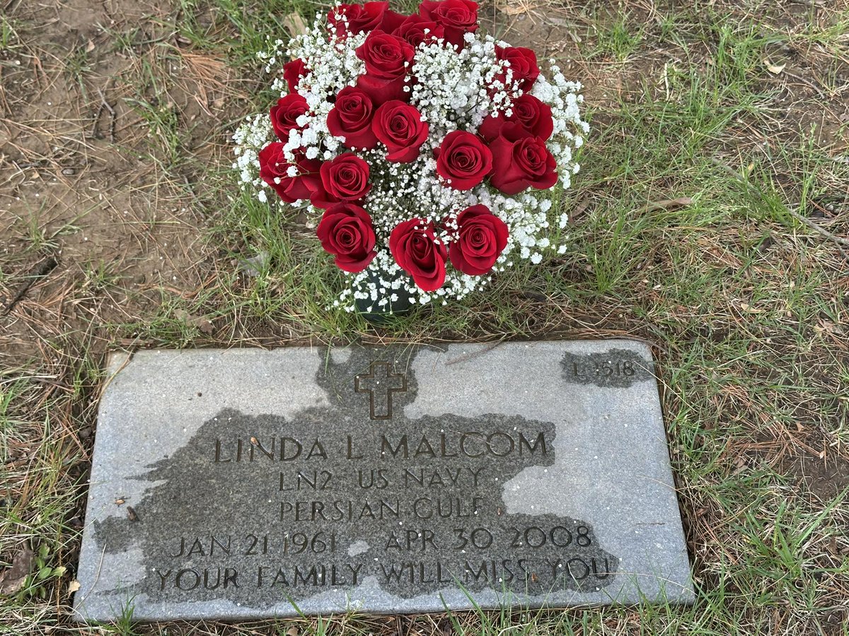 jenbucholtzPI's tweet image. 17 yrs ago this morning, a vicious killer took Linda Malcom's life. Today her family laid 17 roses at her grave. Join our team and help us get Linda's case across the finish line. facebook.com/groups/justice… @BreakTheCaseNP @AMUEdgeBlog