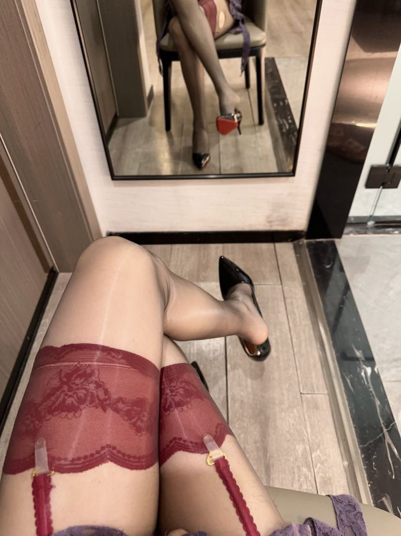 xiaotaoins's tweet photo. 难道我不是妈妈级别嘛 
叫我一声妈妈委屈你了？
#妈妈级别 #黑丝 https://t.co/X8km4v6YO9
