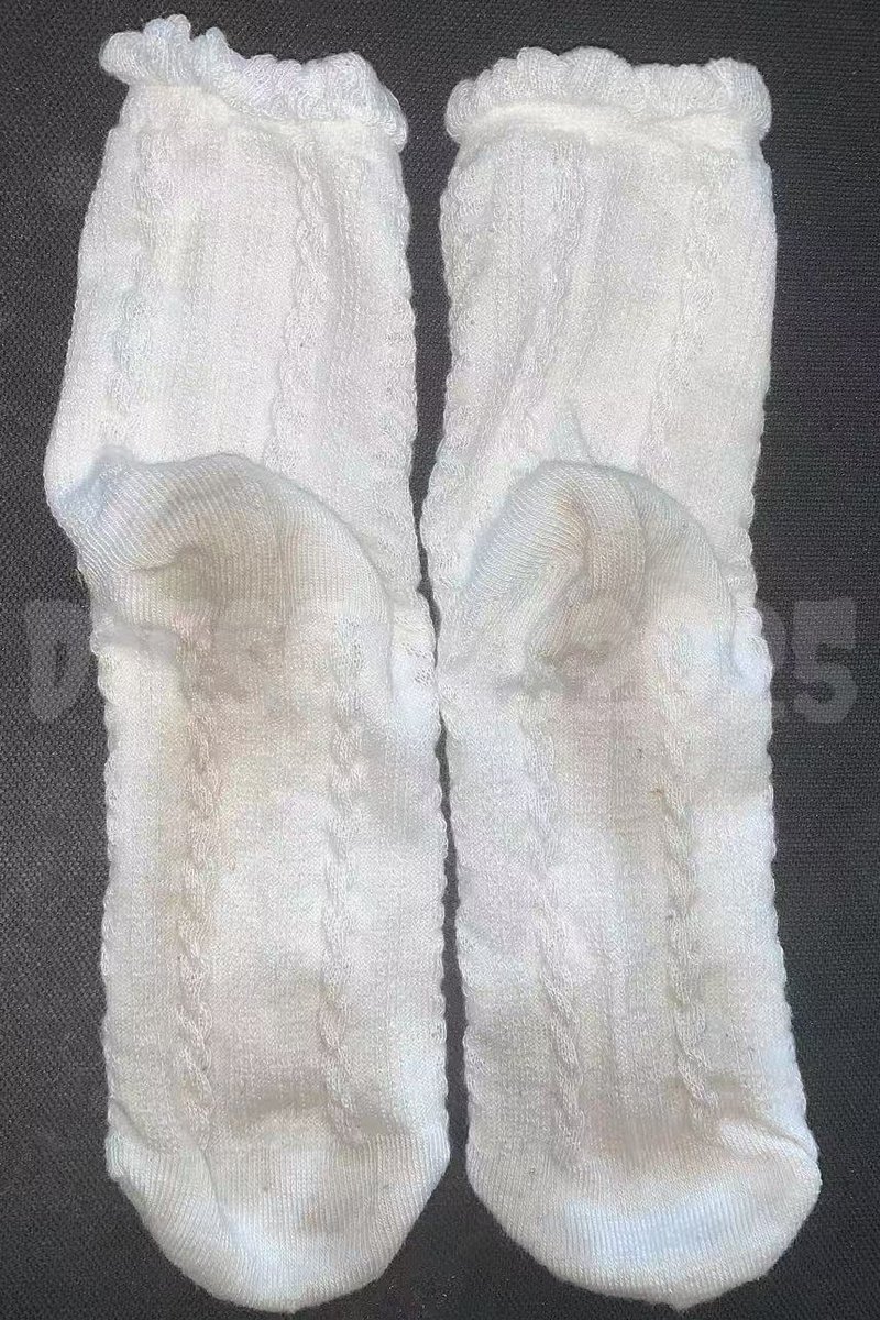 【原味分享】好脏好喜欢，玩摄影的妹妹只要出门拍片那运动量是少不了的，看看和袜子的痕迹实在是黑的不行，趾印也太清晰了，难得的连脚同框，可惜这个妹妹后面再也不拍这样的图了。
#素人原味  #原味袜子  #原味袜子  #素人 #花边袜 #原味私信購買