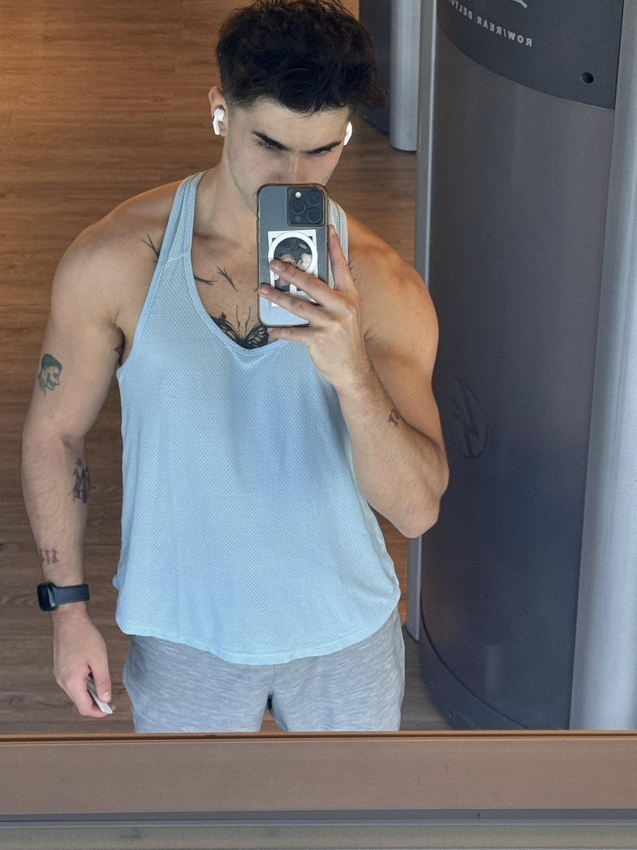 ThorinEmerald's tweet photo. I think baby blue washes me out. https://t.co/j4delIIwdw