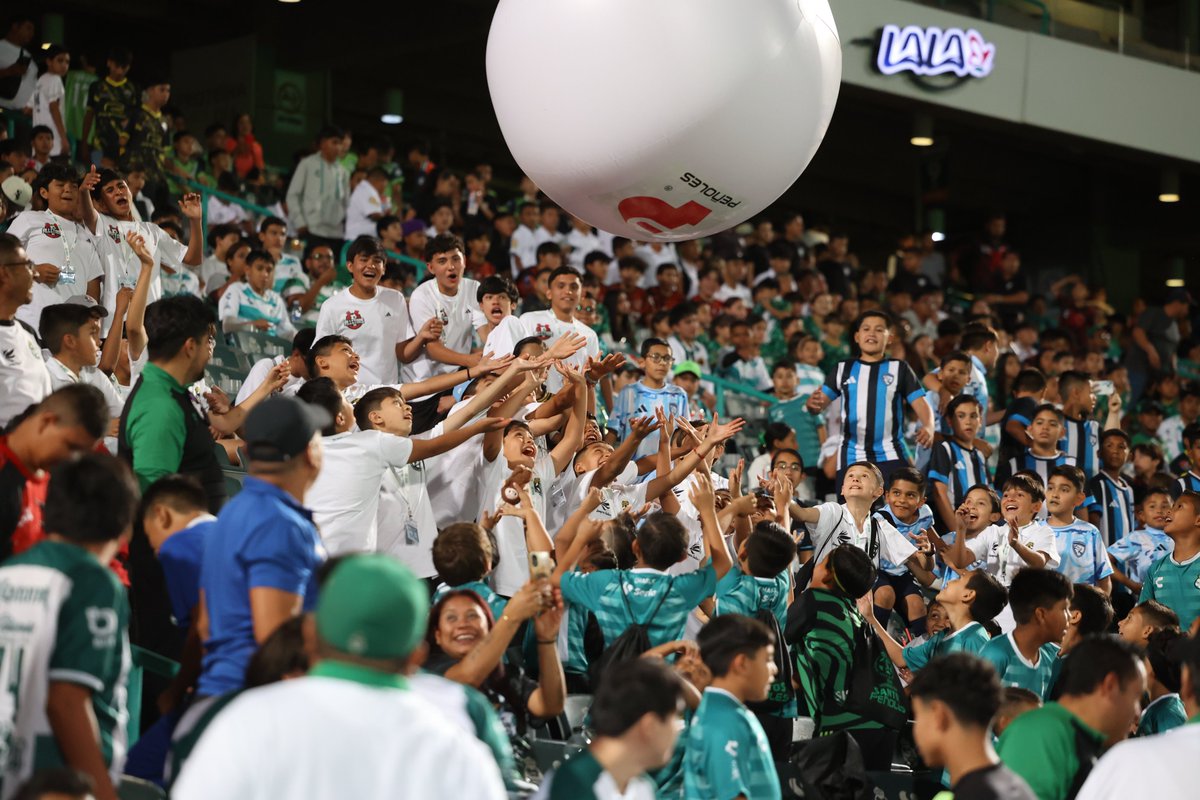 ¡Oficialmente inaugurada la XIII edición de la Copa Santos Peñoles!⚽🏆

Una noche mágica con show de drones, luces, música en vivo y momentos inolvidables. Esto es solo el comienzo… 🤩✨
