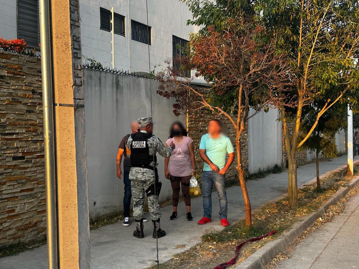 La #GuardiaNacional activó el #PlanDNIIIE para auxiliar a la población, tras la explosión y el incendio en una fábrica de aerosoles en el municipio de Tlaquepaque, #Jalisco. En el lugar trabajan autoridades de los tres órdenes de gobierno para sofocar las llamas.