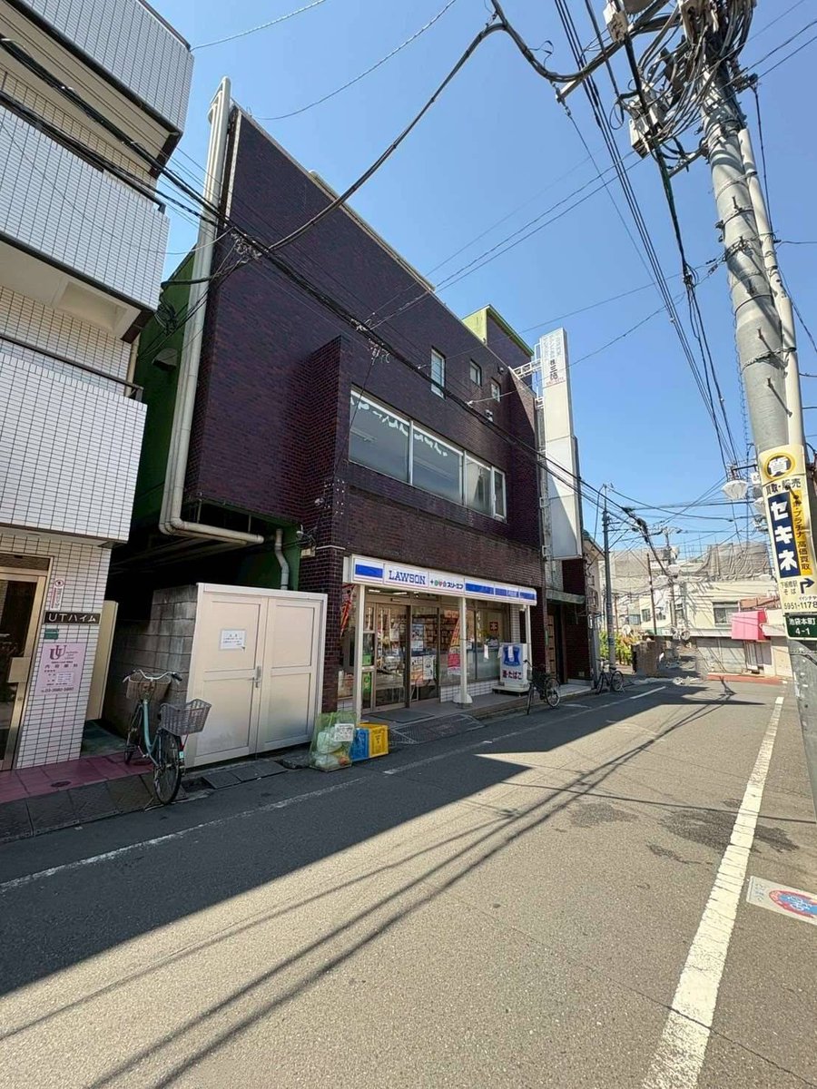 WeekEnd256's tweet photo. 【「新生館シアター」までの道のり】
①北池袋駅で下車
②改札を出たら、左に曲がり真っ直ぐ進みます
③左手にローソンが見えてきます
④ローソンの隣にある入り口から階段を上がって頂くと、2階が「新生館シアター」です！

駅から徒歩1分ほどで到着です！
お待ちしております✨

#WeekEnd256_king https://t.co/sOZGliZuF8