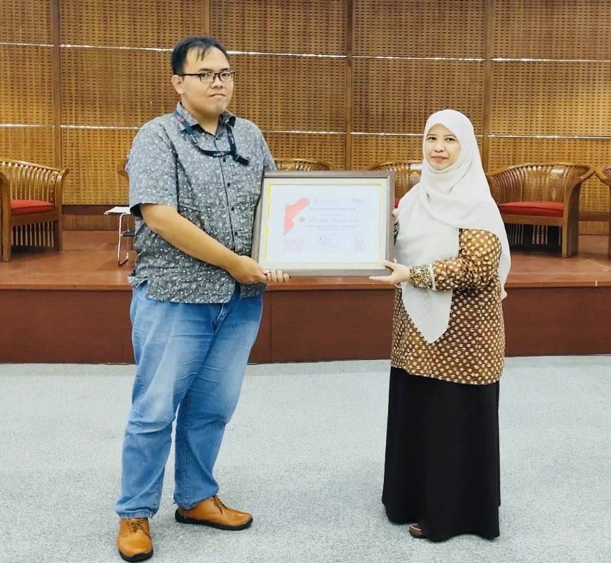Athiqah Nur Alami (@athiqahna) on Twitter photo So happy to reconnect with all respected seniors and colleagues during Halal bi Halal at <a href="/PolitikBRIN/">Pusat Riset Politik BRIN</a>. Thanks for the laughs and memories đź’–.
We also took this moment to recognise Wasisto for his achievement with almost 10 publications in 2024, keep up ur amazing works <a href="/warjati/">Wasisto Raharjo Jati</a> ! So happy to reconnect with all respected seniors and colleagues during Halal bi Halal at <a href="/PolitikBRIN/">Pusat Riset Politik BRIN</a>. Thanks for the laughs and memories đź’–.
We also took this moment to recognise Wasisto for his achievement with almost 10 publications in 2024, keep up ur amazing works <a href="/warjati/">Wasisto Raharjo Jati</a> !