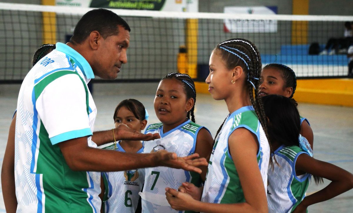 ¡Así arrancaron los Juegos Deportivos Escolares del Norte y Bajo Cauca!

Entrerríos vibró con 25 encuentros deportivos de conjunto y 3 competencias individuales.

Pasión, alegría y talento en cada rincón de las montañas. 

Ve y descarga las fotos aquí 👉🏼 bit.ly/3RIxkfo