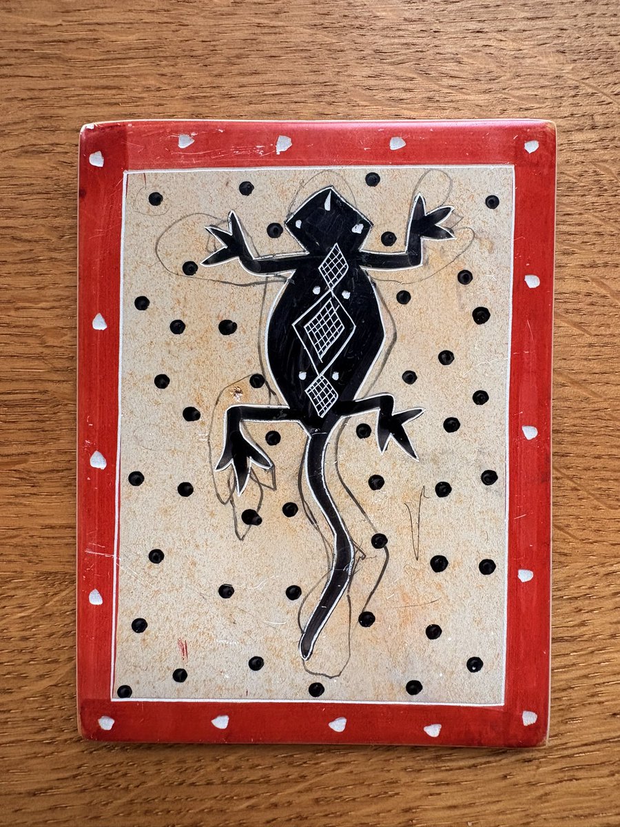 Over herhalen 

Toen de kindjes laatst op visite waren, - de studio staat dan in seconden op z’n kop - nam op een onbewaakt moment, een van hen een potlood op en tekende een lijntje om de hagedis. Het kindje wees me er even later zelf op, ‘kijk Omi, dit heb ik gedaan.’ 

Ik vind