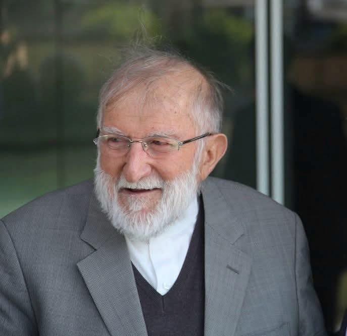 Tanımak ve tanışmaktan onur duyduğum, gönül ve dava adamı, Yedi güzel adamın yol arkadaşı, Hikmet Kuşçuoğlu Hocamızın vefat haberini derin bir üzüntüyle öğrendim. Merhuma Allah’tan rahmet, ailesine, talebelerine ve sevenlerine sabırlar diliyorum.Mekânı cennet, makamı âli olsun.