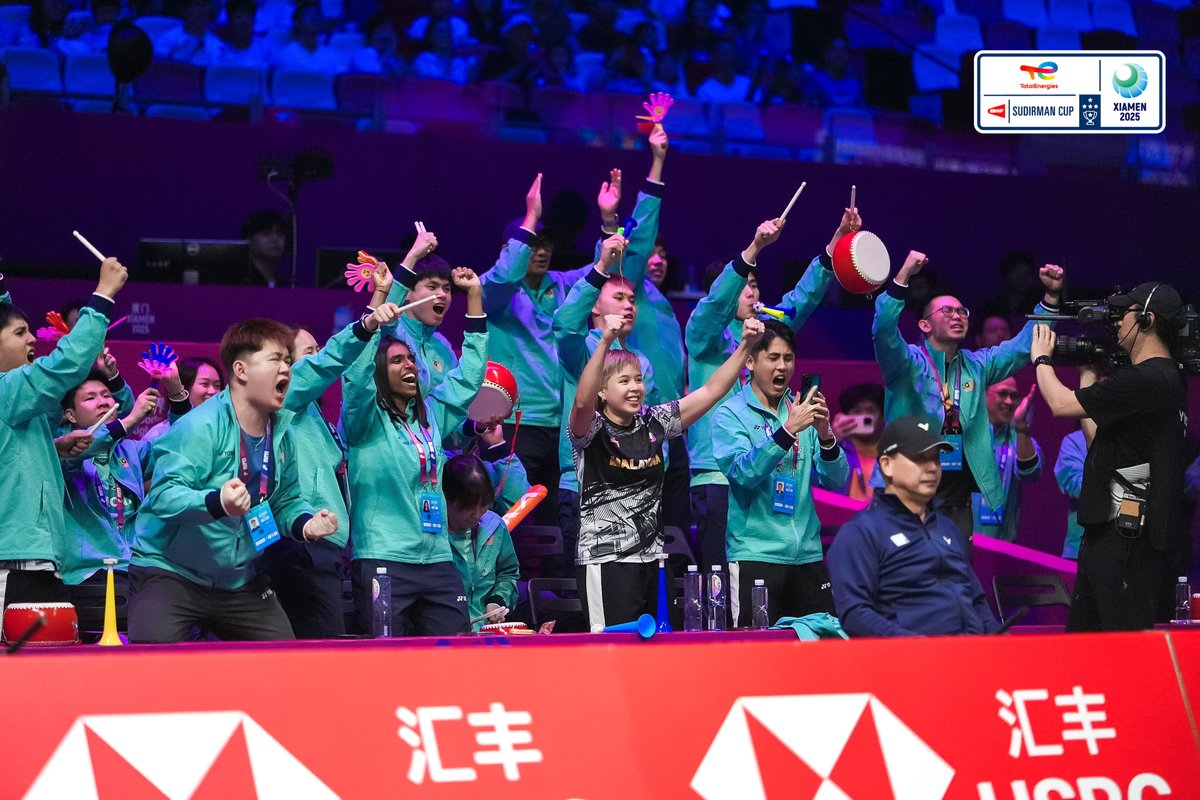 CGTNSportsScene's tweet photo. 🙌𝗖𝗵𝗲𝗲𝗿 𝗳𝗼𝗿 𝘁𝗵𝗲 𝗖𝗔𝗣𝗧𝗔𝗜𝗡!🤗
🇲🇾 2⃣-0⃣ 🇯🇵 

🇲🇾Leong Jun Hao edged out Kodai Naraoka🇯🇵 21-8, 13-21, 21-18, sealing Malaysia's second point against Japan in their Group C top-spot battle! 🔥

#SudirmanCup2025 #BadmintonMalaysia #Xiamen2025 #SudirmanCupFinals https://t.co/XuXNMW1CrU