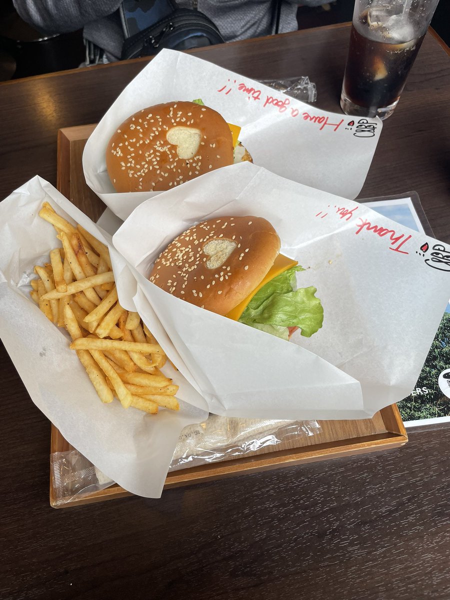 kazumea's tweet image. 長崎 最後のごはん
初めての佐世保バーガーを佐世保で

めっちゃ可愛くて
めっさ美味しかった❣️

#佐世保バーガー
#candb