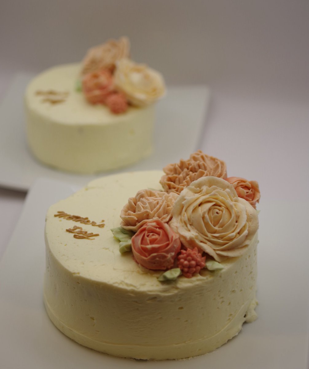 LOOPLOOPyuki's tweet photo. 今年の母の日限定のケーキはビクトリアケーキのフラワーケーキで���。
3号と4号の2サイズご用意しております。
予約受付中。
ふわふわで食べやすいバタークリームです＾＾ https://t.co/GlcBsYu8Qm