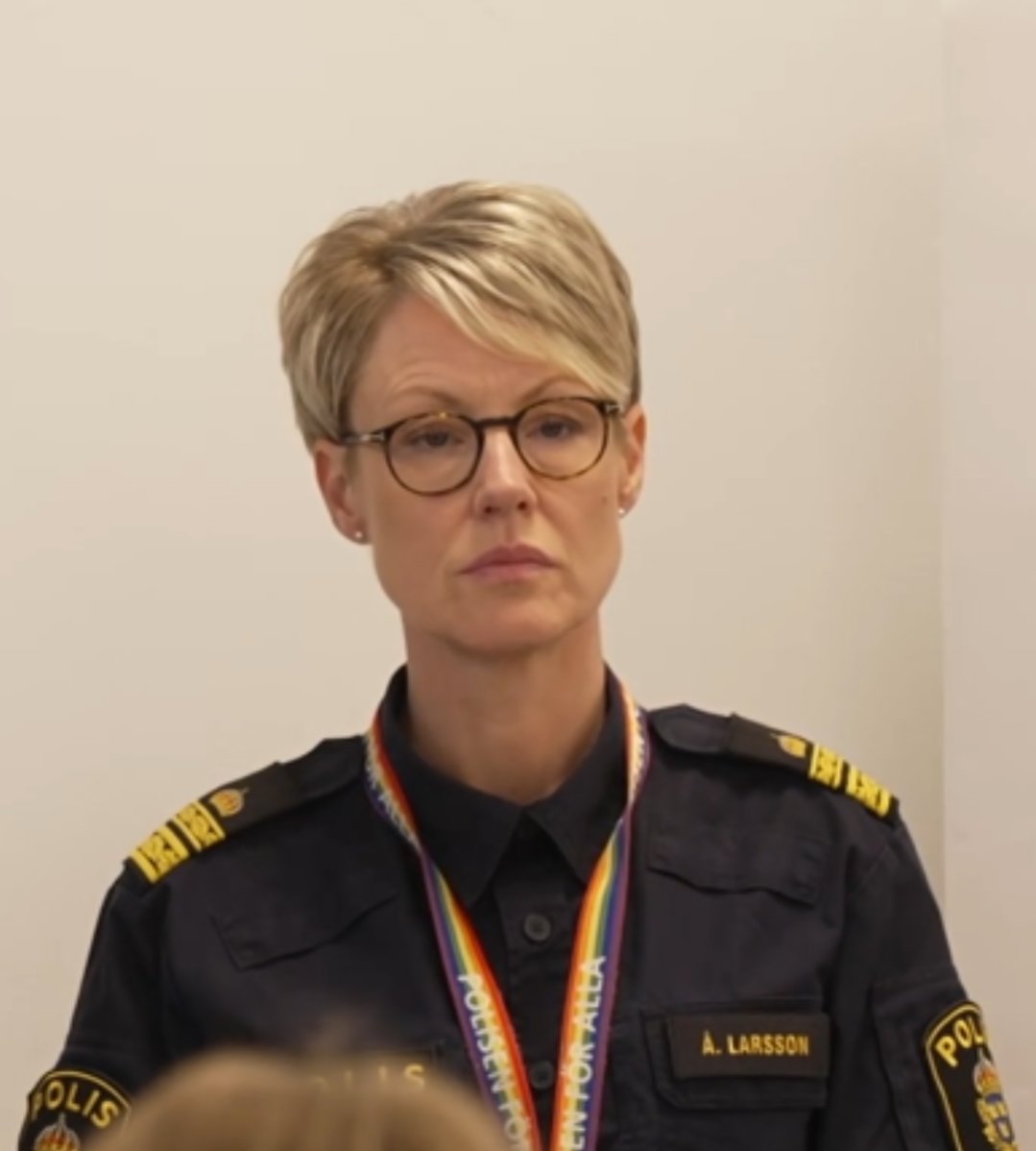 joeberlin53's tweet photo. tuff🤔poliskvinnan med HBTQ-Pride bandet sätter skräck i gängkriminella i Uppsala.
Eller 🤔 https://t.co/eAOaJQiMgs