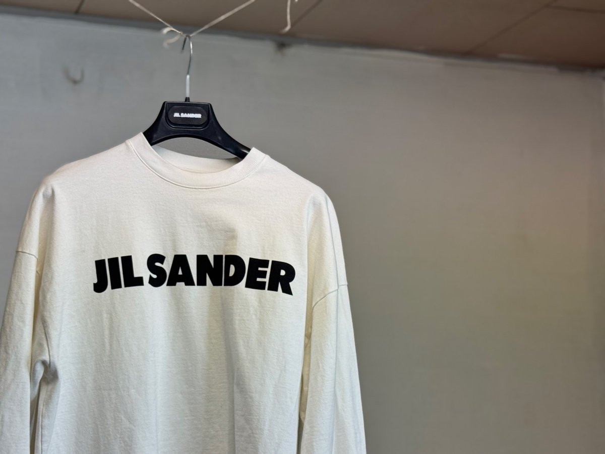 WeekendTokyo's tweet image. 【100点新入荷】

GW大量入荷イベント

jilsander over size logo tops

ジルサンダーのトップス。
スウェットとカットソーの中間の様なハリと厚みのあるファブリック。
ドロップショルダーのオーバーサイズ、現行タグ、メイヤー期の定番ピース。

36478(taxin

#jilsander
#ジルサンダー
