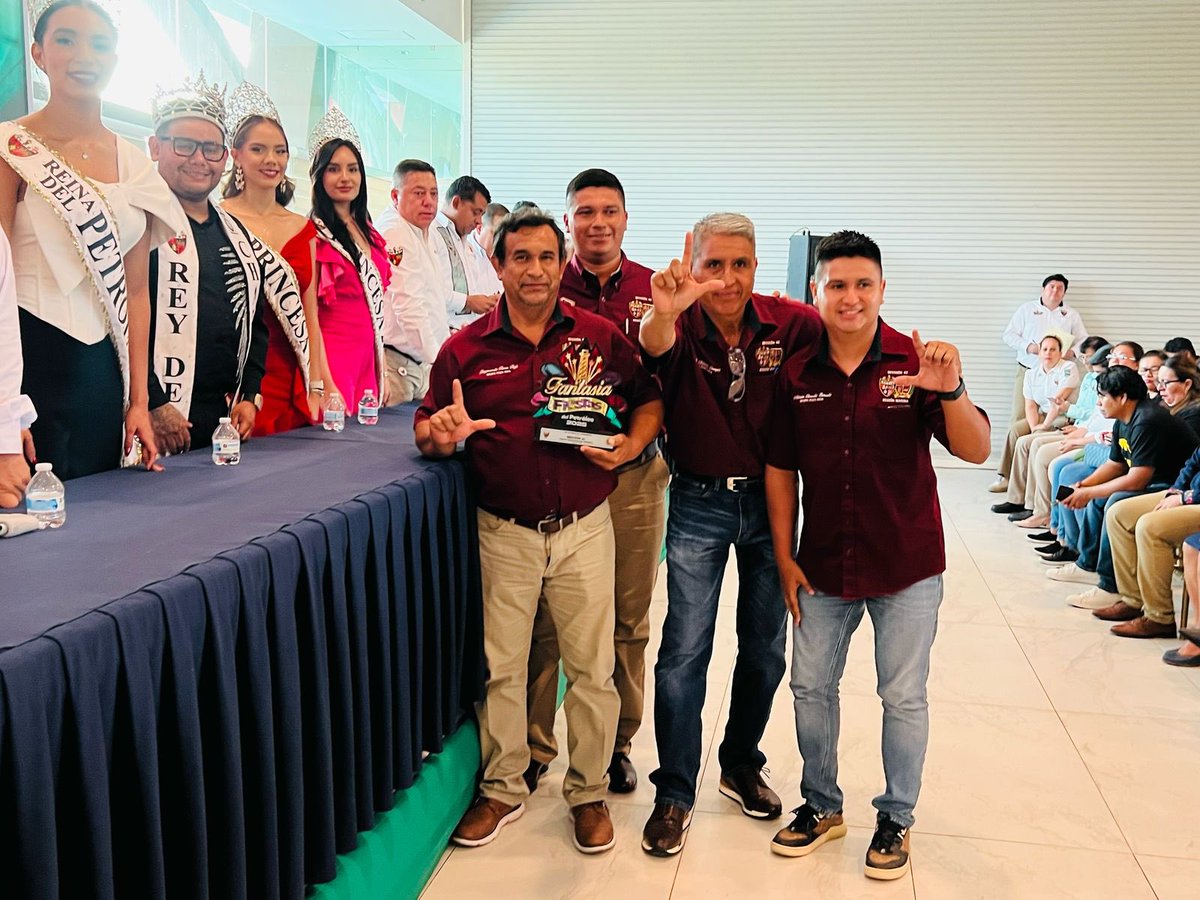 Javierc11455325's tweet photo. El día de hoy recibimos un reconocimiento de parte del Srio. Gral. de la Seccion 30 para nuestra querida @Seccion42_STPRM  por la participación del @GPozarica  en el desfile del 18 de marzo en conmemoración del87 aniversario de la expropiación petrolera @lgps03101 @MarcoAzuara1 https://t.co/Bvki0tSDHW
