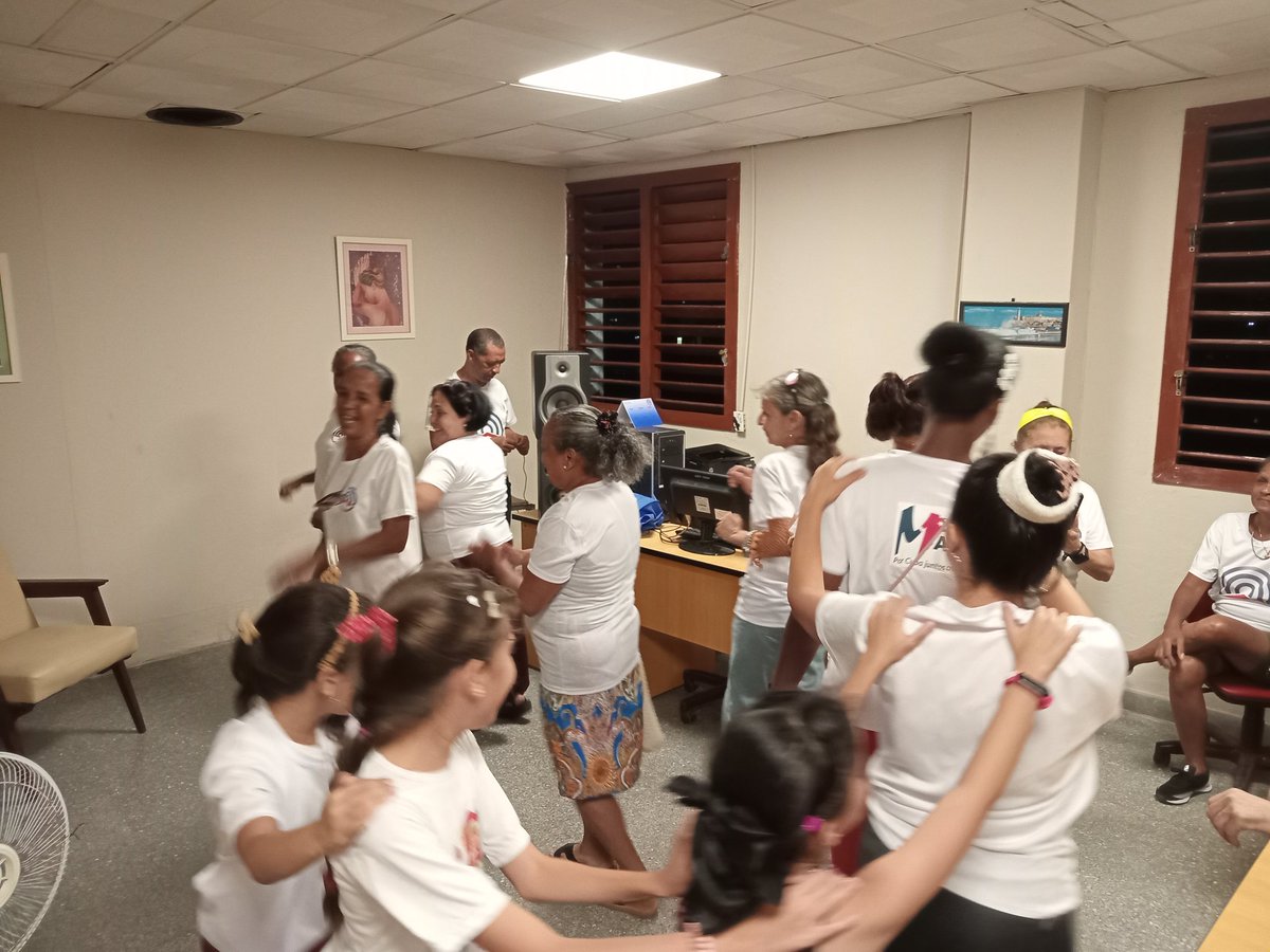 Este martes  y 🎊 a pocos minutos del aniversario 64 de  @RadioHabanaC, compartimos junto al presidente del <a href="/IcsCuba/">Instituto de Información y Comunicación Social</a>, <a href="/alfonso_noya/">Alfonso Noya Martínez🇨🇺</a> con parte de su colectivo y familiares quienes también estarán este #1Mayo en la Plaza de la Revolución de La Habana 

#PorCubaJuntosCreamos