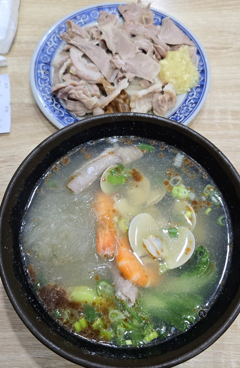 51勞動節放假之早上慵懶起床忙系統核銷送出後
看醫生，吃飯，回家午休
下午復健，進辦公室繼續加班

晚上有啥好玩的嗎？
有妹子讓我玩嗎😏😏😏 https://t.co/nBm8RXqVqe