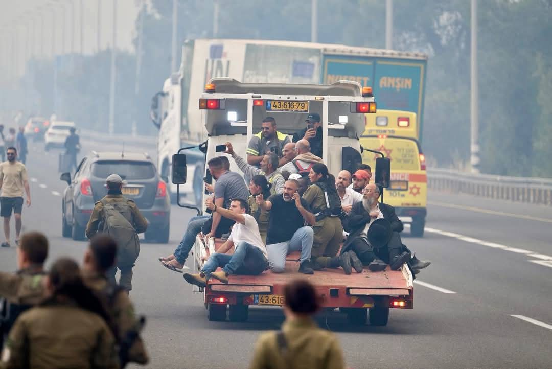 ياما نزحتونا من بيوتنا رغماً عنا 
أتى الله بجند من جنوده 
ليفعل بكم ما فعلتوه بغزتنا وأهلها.

اللهم لك الحمد حمداً كثيراً مباركاً فيه 
أنا رأينا انتقاماً لنا في الدنيا قبل الآخرة🔥🔥🔥🔥🔥