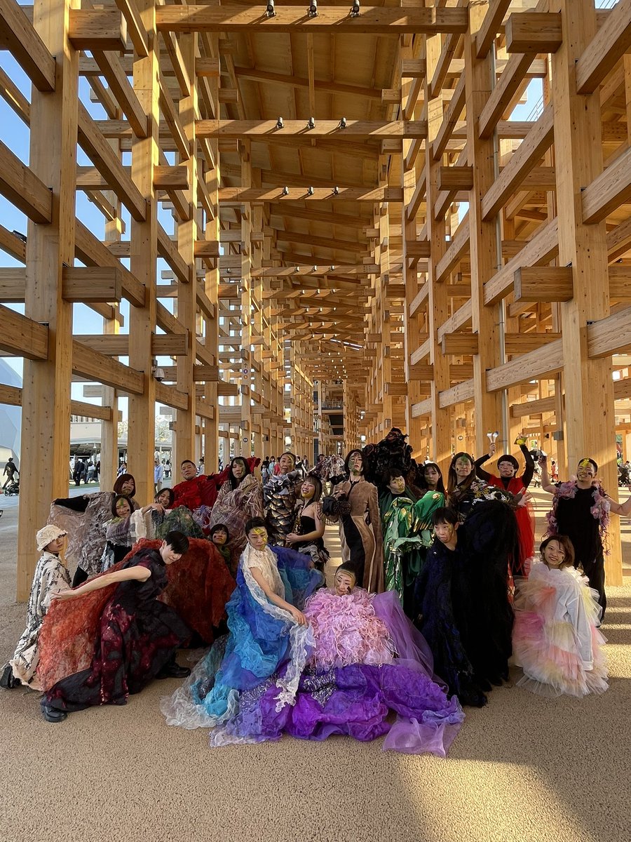 #成安造形大学 #コスチューム デザインコース学生が万博2025会場でファッションショー‼️performance project BLACKのパフォーマーの皆さんとコラボレーション🎭音楽はサクソフォン奏者の小川幸子さんの生演奏🎵 モデル,ダンサー,マイム俳優,日本舞踊家が様々なコスチュームを纏って自由自在に表現❣️