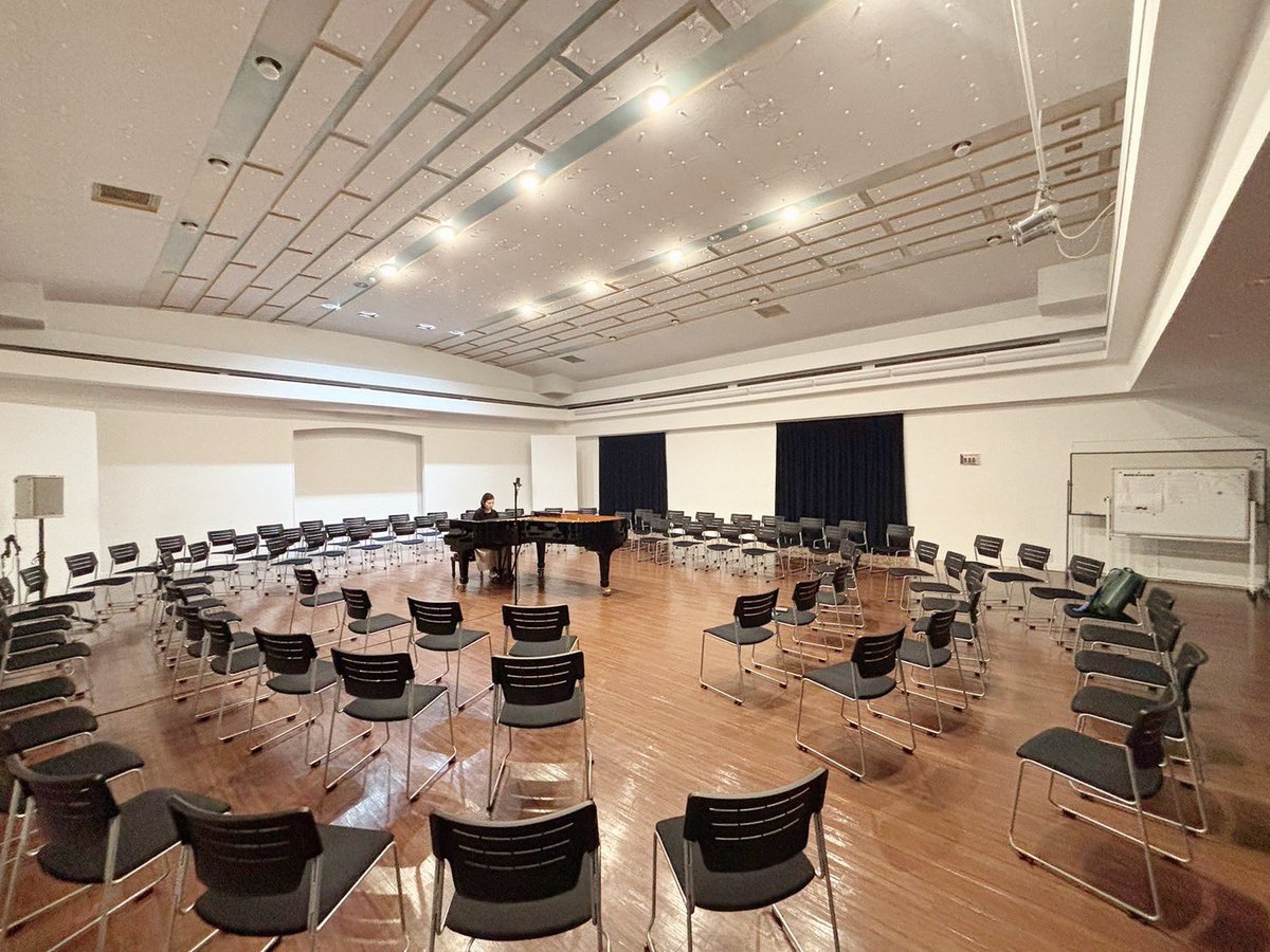 先日、未来から来る演奏家を聴く会でのリサイタルが終演しました。舞台が可動できるとのことで、今回初めてピアノを360度囲む配置に、そして大屋根も取っての演奏スタイルに挑戦。お客様のお顔が良く見え、皆さんと一体となった感覚がより近くで感じる事ができた本番でした！ありがとうございました❣️