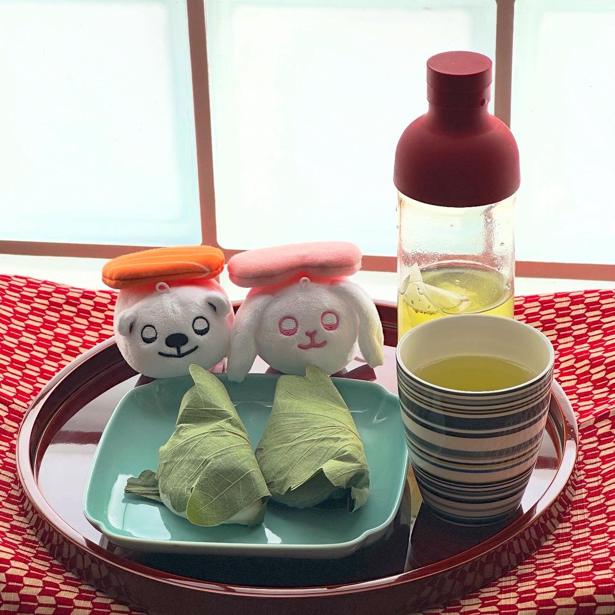 もうすぐ端午の節句ですね。
近くの和菓子屋さんで柏餅を買いました。
冷たいお茶と一緒に食べましたヨ🐇🐻‍❄️🎏　
葉っぱは食べられないよね。
#柏餅 #和菓子屋 #端午の節句 #スシズー #スシメー #sushizoo #susheep #ぬい撮り #ぬいぐるみ