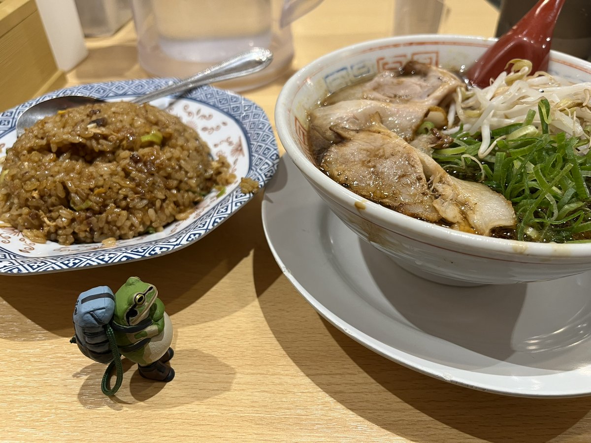 WANITORA1's tweet photo. 今回もちゃんと揃ったよ！
作家では無いつくりもんやの身には羨ましい限りで、親友夫婦の作品がこんな形で世に出ることが本当に誇らしく嬉しいです！
今回は本当に特別な気持ちで眺めています🥹
お昼は我が友も大好きな新福菜館へ、カエルも一緒に連れて行きました😌
#カエルの森工房 　#無事カエル https://t.co/pe1zNAK7ch