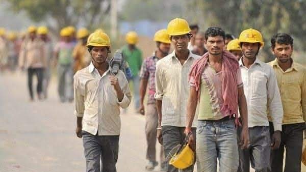 क्‍या आपने कभी शहतूत देखा है,
जहाँ गिरता है
उतनी ज़मीन पर
उसके लाल रस का धब्‍बा पड़ जाता है
 
गिरने से ज़्यादा
पीड़ादायी कुछ नहीं...
 
मैंने कितने मज़दूरों को देखा है
इमारतों से गिरते हुए
गिरकर शहतूत बन जाते हुए।

~ ईरानी कवि 'सबीर हका' 

#LabourDay
#MayDay