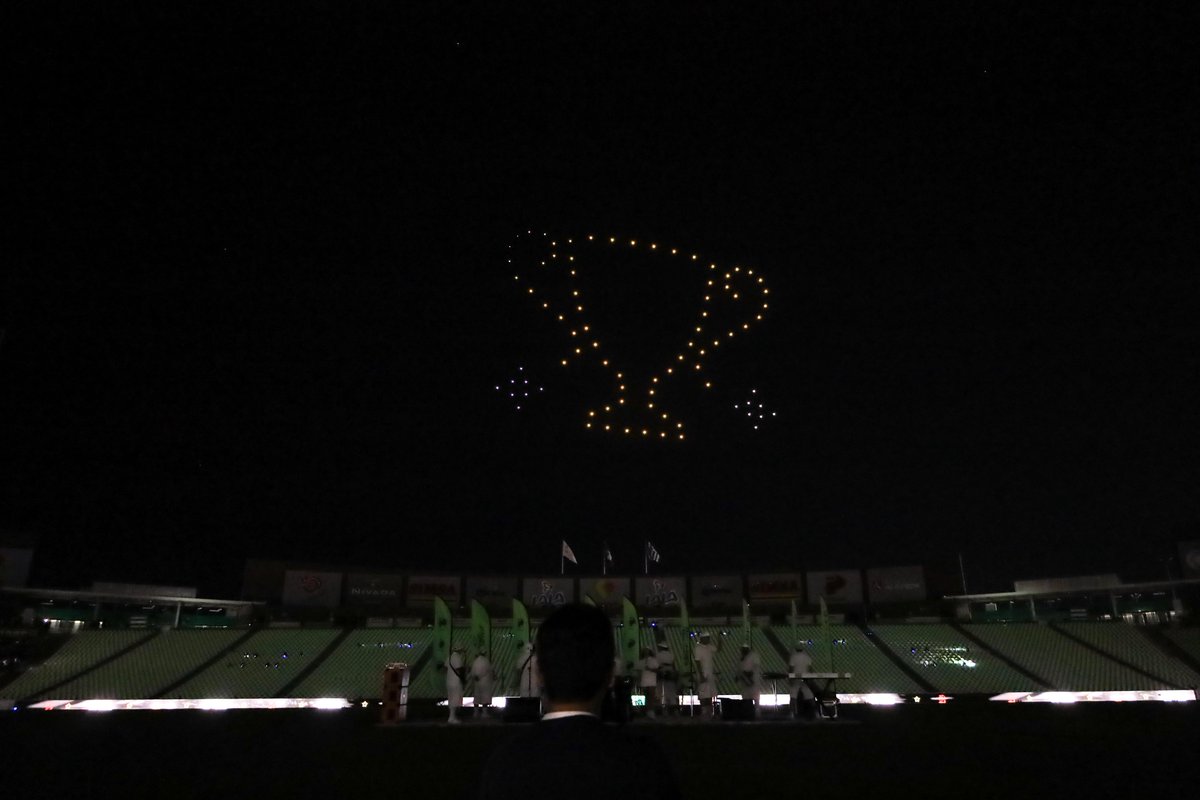 ¡Arranca la emoción de la XIII #CopaSantosPeñoles! ⚽🏆

Una noche llena de energía y espectáculo dio el banderazo inicial de #LaMejorCopaDeMéxico.

Esto apenas comienza… ¡prepárate para vivirlo al máximo! 🔥🎇🎶

#InspirandoElFuturo