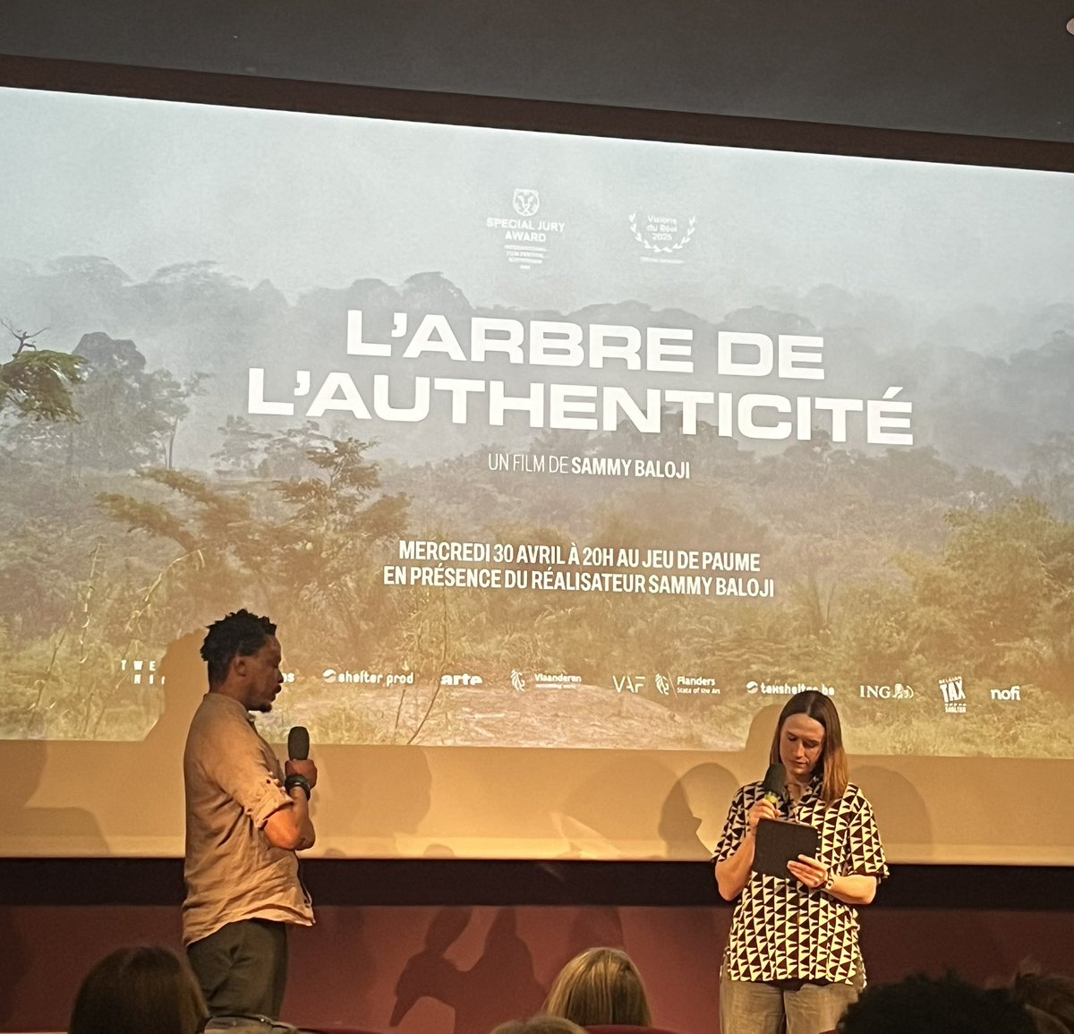 « L'Arbre de l'Authenticité » de Sammy Baloji réalisateur, plasticien congolais : le film retrace (entre autres) la destruction écologique amorcée pendant la colonisation belge en RDC. Il faut voir cet excellent documentaire (en salle cette semaine) 👍
<a href="/IFFR/">IFFR</a> <a href="/ARTEfr/">ARTE</a>