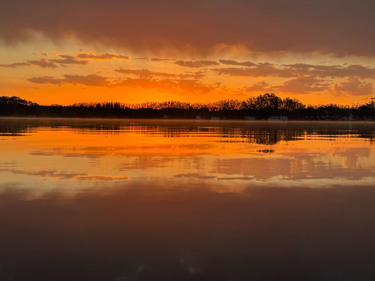 Albada.
Banyoles.
1/5/2025
<a href="/SoniaPapell/">Sònia Papell</a> <a href="/btveltemps/">btv el temps</a> <a href="/TomasMolinaB/">Tomàs Molina</a> <a href="/eltempsTV3/">El temps</a> <a href="/gemmapuigf/">Gemma Puig Feliu</a> <a href="/enricagud/">enric agud 🌕</a> <a href="/eloicordomi/">Eloi Cordomí Montoya</a> <a href="/nestor_meteo/">Néstor Gómez</a> <a href="/alcantara_alb/">Alberto Alcántara</a> <a href="/MeteoMauri/">MeteoMauri</a>