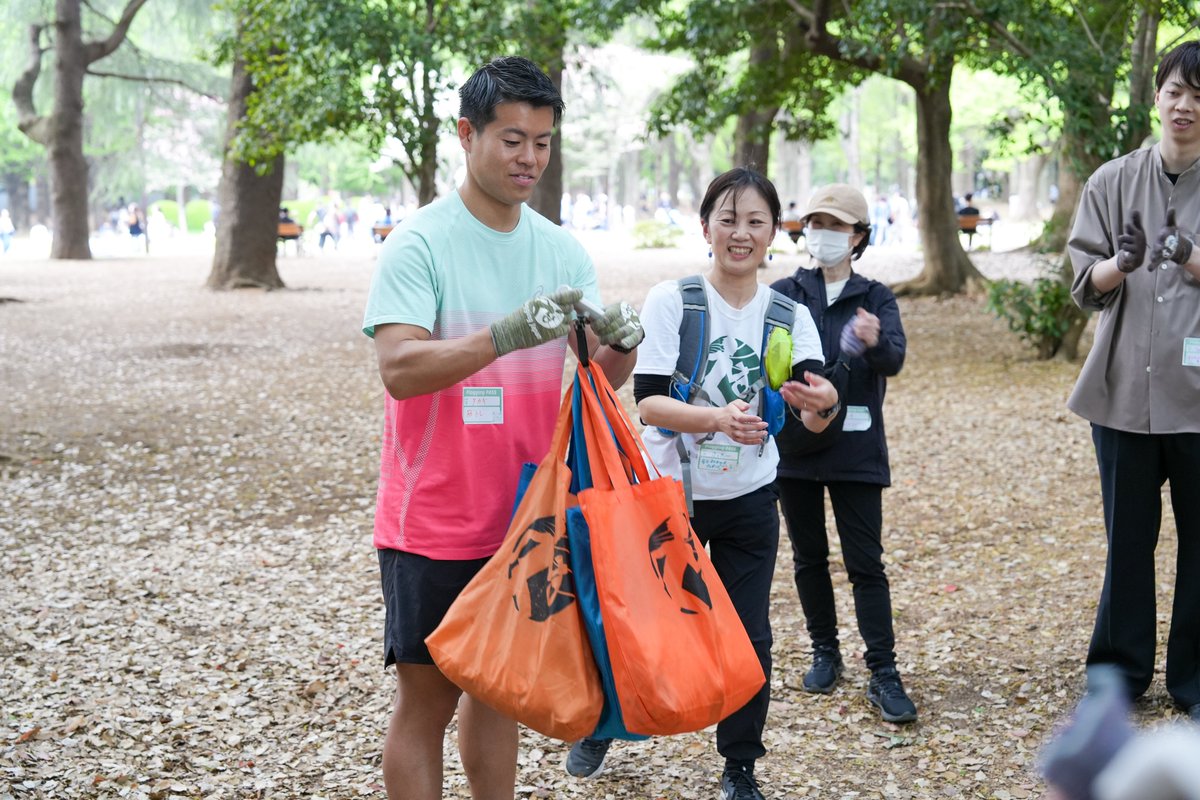 【アースデイ東京2025×ASICSコラボアクション！】
会場周辺で「ジョギングしながらゴミを拾う新しいスポーツ」”プロギング”を実施！地球環境を考えながら皆で汗を流しました。
#ASICSSustainability #RunforReforestation