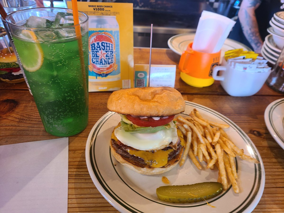 mitugimika's tweet photo. 昨日行ったハンバーガー🍔のお店の方からお姉さん達面白いからってお店のスッテカーいただいたの忘れてた🤣お店の名前書いてあったわ😉✨
#BASHIBURGERCHANCE https://t.co/ClFpRxDQz6