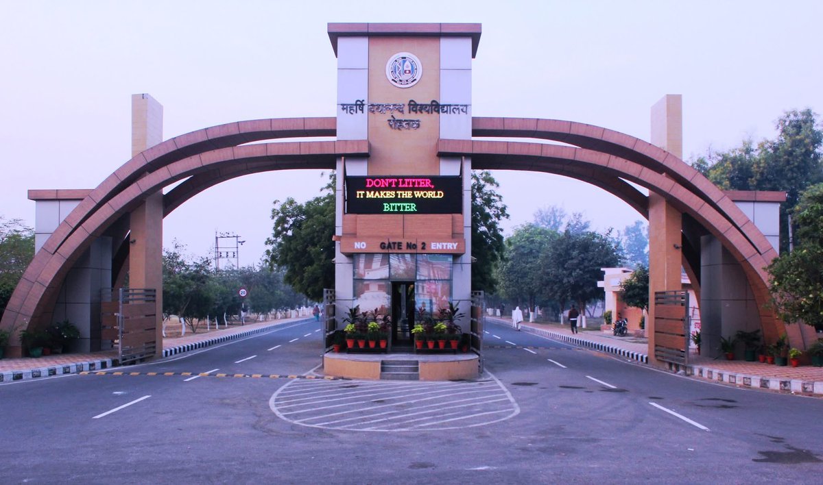 एमडीयू कुलपति के अलावा कई अन्य अधिकारियों के दस्तावेजों में भी धांधली !

आज एमडीयू के कुछ अधिकारियों के दस्तावेज/फाइल देख रहा था, जिनको देख कर स्तब्ध रह गया।अब तक तो यह था की सिर्फ एमडीयू कुलपति के दस्तावेज फर्जी हैं। लेकिन यहाँ तो पूरी दाल ही काली है।कुलपति के अलावा पूर्व