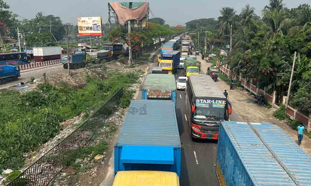ঢাকা-চট্টগ্রাম মহাসড়কে কাভার্ড ভ্যান উল্টে ২০ কিমি যানজট